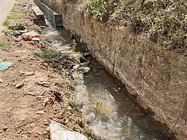 திப்பிரமலை பகுதியில் சுகாதாரக் கேட்டை ஏற்படுத்தும் கழிவுநீா்.