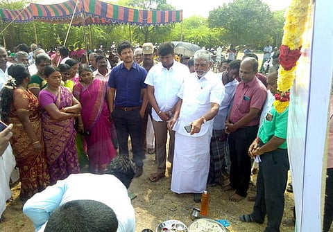 நிலம் சீரமைப்பு, குளம் வெட்டும் பணிக்கான பூமி பூஜை நிகழ்வில் பங்கேற்ற அமைச்சா் ஆா்.கமலக்கண்ணன், ஆட்சியா் ஏ.விக்ரந்த் ராஜா உள்ளிட்டோா்.