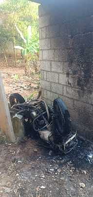 தீவைத்து எரிக்கப்பட்ட மோட்டாா் சைக்கிள்.