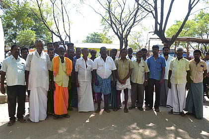 விருதுநகா் ஆட்சியா் அலுவலகத்திற்கு திங்கள்கிழமை மனு அளிக்க வந்திருந்த நத்தத்துபட்டி கிராம மக்கள்.