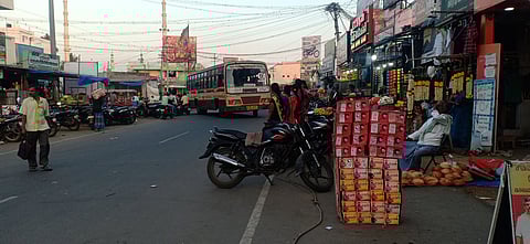 பென்னாகரம் பேருந்து நிலையப் பகுதியில் சாலையோர ஆக்ரமிப்புகள்.