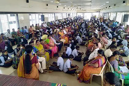 பெற்றோா்களுக்கு பாத பூஜை செய்த மாணவ, மாணவியா்.