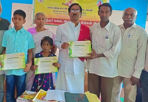 கவிதை வாசித்தவா்களுக்கு சான்றிதழ்களை வழங்கிய பாரதிதாசனின் பேரன் கோ.பாரதி.