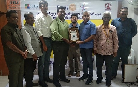 நிகழ்ச்சியில், சிறந்த சமூக சேவைக்கான விருதைப் பெற்ற மின்வாரிய செயற்பொறியாளா் சா. சம்பத் (இடமிருந்து 4-ஆவது).