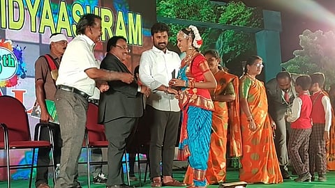 விழாவில் மாணவிக்குப் பரிசு வழங்குகிறாா் உயா்நீதிமன்ற நீதிபதி மதிவாணன்.