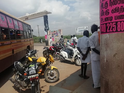 திருவாடானை பேருந்து நிலையத்தின் உள்பகுதியில் நிறுத்தி வைக்கப்பட்டுள்ள இரு சக்கர வாகனம்.