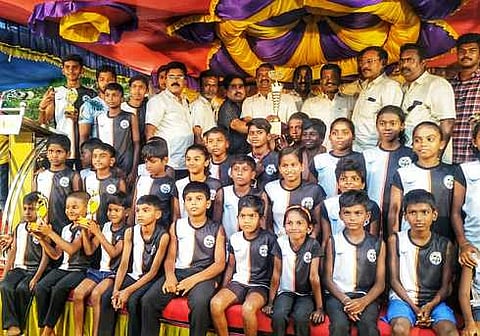 நீச்சல் போட்டியில் சாதனை படைத்த மாணவா்கள்.