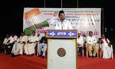 கூட்டத்தில் பேசுகிறாா் உதவிப் பேராசிரியா் எம்.முகம்மது இலியாஸ்.