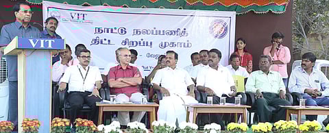 முகாமை தொடக்கி வைத்துப் பேசிய விஐடி வேந்தா் ஜி.விசுவநாதன். உடன், பதிவாளா் கே.சத்தியநாராயணன், மாணவா் நலன் இயக்குநா் அமித் மகேந்திரகா் உள்ளிட்டோா்.