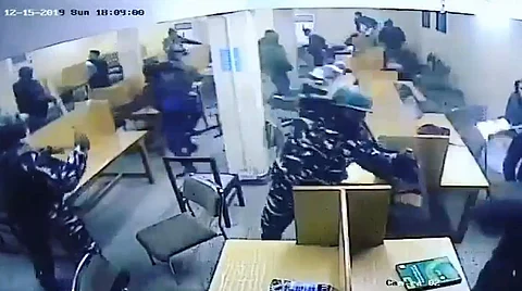 வைரல் விடியோ: தில்லி காவல் துறையினருக்கு எதிராக ரூ. 1 கோடி இழப்பீடு கோரி மாணவர் வழக்கு