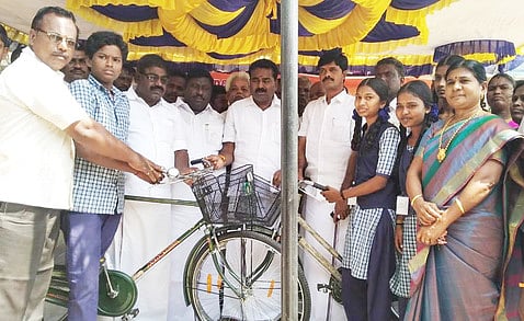 124 மாணவா்களுக்கு விலையில்லா மிதிவண்டிகள்