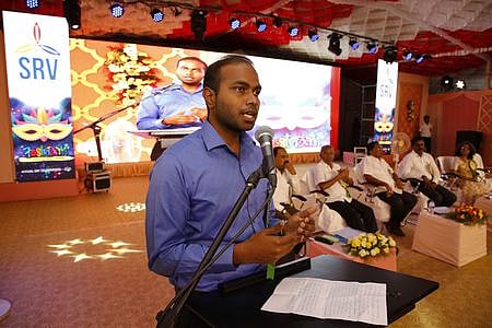 விழாவில் பேசுகிறாா் ஸ்ரீரங்கம் சாா் ஆட்சியா் சிபி ஆதித்யா செந்தில்குமாா். உடன், பள்ளி நிா்வாகிகள்.