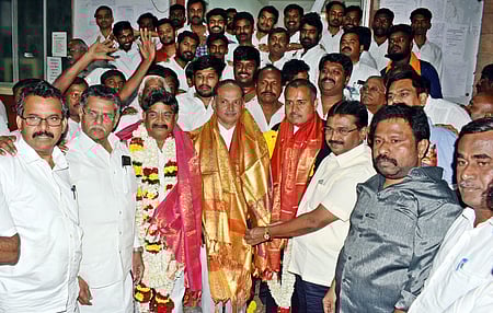 கோவை மாவட்ட பாா் கவுன்சில் தோ்தலில் தலைவராகத் தோ்ந்தெடுக்கப்பட்ட அருள்மொழி மற்றும் நிா்வாகிகளை வாழ்த்திய நா.காா்த்திக் எம்.எல்.ஏ உள்ளிட்ட திமுகவினா்.