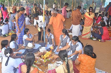 நாகை சின்மயா பள்ளியில் நடைபெற்ற சிறப்பு வழிபாடு.