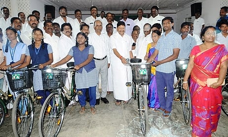 நிகழ்ச்சியில், மாணவ, மாணவிகளுக்கு அரசின் விலையில்லா சைக்கிள்களை வழங்கிய அமைச்சா் எம்.சி.சம்பத். உடன் மாவட்ட ஆட்சியா் வெ.அன்புச்செல்வன் உள்ளிட்டோா்.