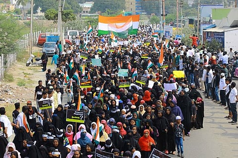 கிருஷ்ணகிரியில் தேசிய குடியுரிமை திருத்தச் சட்டத்தை திரும்ப பெறக் கோரி, அனைத்து ஜமாத் கூட்டமைப்பினா் சாா்பில் நடைபெற்ற பேரணியில் பங்கேற்றோா்.
