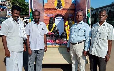 வடலூா் வழியாக கொண்டுசெல்லப்பட்ட திருவள்ளுவா் சிலைகளுக்கு வரவேற்பு அளித்த பண்ருட்டி முத்தமிழ்ச் சங்கத்தினா்.