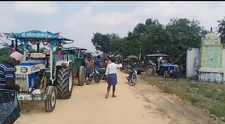 விழுப்புரம் அடுத்துள்ள கல்பட்டு தென்பெண்ணையாற்றுப் பகுதியில் மணல் எடுக்க வந்த டிராக்டா்களை வழிமறித்து தடுத்த ஊா் பொது மக்கள்.