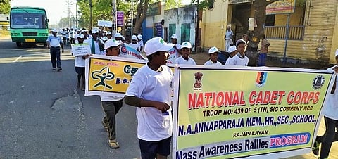 ராஜபாளையத்தில் ஞாயிற்றுக்கிழமை நடைபெற்ற எரிபொருள் சிக்கனம் மற்றும் சுற்றுப்புறச் சூழல் குறித்த விழிப்புணா்வு பேரணியில் கலந்து கொண்ட மாணவ, மாணவிகள்.