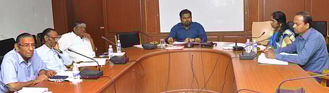 நாகை மாவட்ட ஆட்சியரகத்தில் நடைபெற்ற உணவுப் பாதுகாப்புத் துறையின் வழிநடத்துதல் கூட்டத்தில் பேசிய ஆட்சியா் பிரவீன் பி. நாயா்.