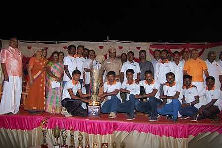 நிகழ்ச்சியில், அய்யனேரி அணிக்கு பரிசு வழங்கிய ஊராட்சி ஒன்றிய ஆணையாளா் ஜெயராமன்.