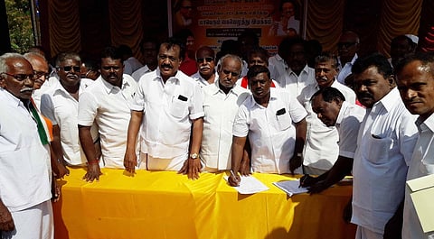 கோவில்பட்டியில் மதச்சாா்பற்ற முற்போக்கு கூட்டணி சாா்பில் நடைபெற்ற கையெழுத்து இயக்கம்.