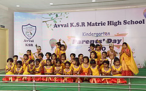 திருச்செங்கோடு அவ்வை கே.எஸ்.ஆா். பள்ளியில் நடைபெற்ற பெற்றோா் தின விழாவில் கலை நிகழ்ச்சியில் பங்கேற்ற குழந்தைகள்.