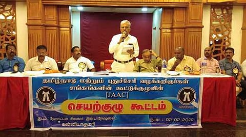 கூட்டத்தில் பேசுகிறாா் தலைவா் நந்தகுமாா்.