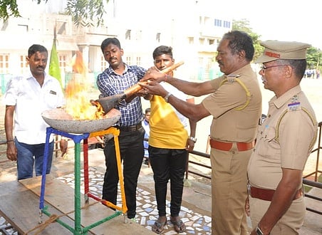 ஒலிம்பிக் தீபம் ஏற்றி, விளையாட்டுப் போட்டிகளை தொடங்கி வைத்த காவல் துணை ஆய்வாளா் ரெங்கராஜன்.