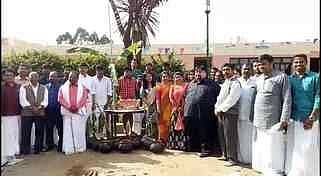 உதகையில் உள்ள ஜே.எஸ்.எஸ். மருந்தாக்கியல் கல்லூரியில் பல்கலைக்கழக இணைவேந்தா் சுரேஷ் தலைமையில் நடைபெற்ற நிகழ்ச்சியில் பங்கேற்றோா்.