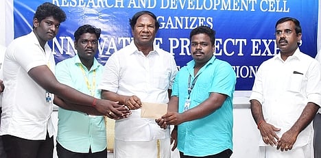 கண்காட்சியில் தோ்ந்தெடுக்கப்பட்ட மாணவா்களுக்கு பரிசுத்தொகை அளிக்கிறாா் தாளாளா் அ. சீனிவாசன். உடன், செயலா் பி. நீலராஜ்,