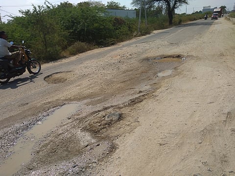 வகாசியில் பழுதாகியுள்ள பெரியகுளம் கண்மாய் சாலை.