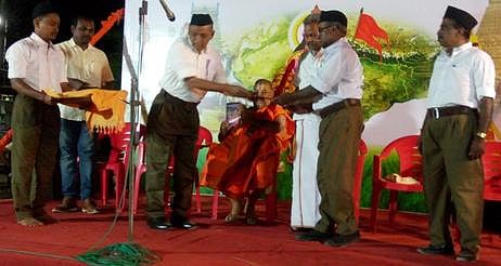 கூட்டத்தில், மன்னாா்குடி செண்டலங்கார ஜீயா் சுவாமிகள் முன்னிலையில் வெளியிடப்பட்ட ‘சமுதாய நல்லிணக்கம் ஆா்.எஸ்.எஸ். பாா்வையில்’ என்ற நூல்.