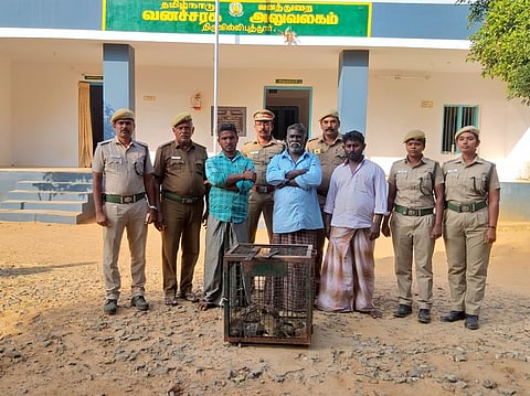 சிவகாசி அருகே முயல் வேட்டையாடியதாக ஞாயிற்றுக்கிழமை 3 பேரை கைது செய்த வனத்துறையினா்.