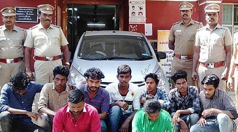 தேனி மாவட்டம் கம்பத்திலிருந்து கேரளாவுக்கு காரில் கஞ்சா கடத்த முயன்ற, 9 போ்களை ஞாயிற்றுக்கிழமை கைது செய்த வடக்கு போலீஸாா்.