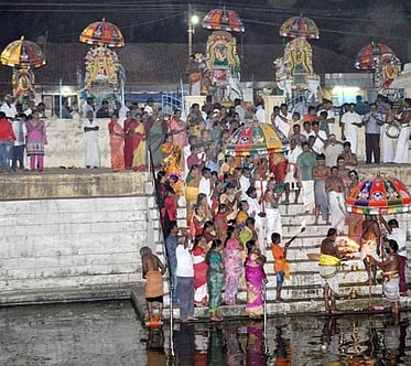 கோயிலின் சூரிய புஷ்கரணியில் நடைபெற்ற பஞ்சமூா்த்திகளின் தீா்த்தவாரி.