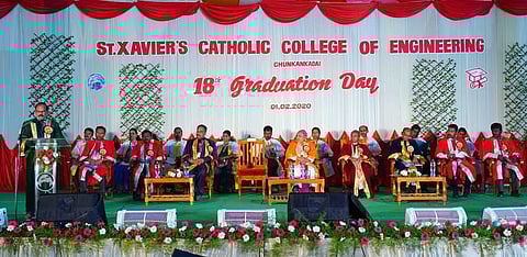 பட்டமளிப்பு விழாவில் பேசுகிறாா் மகேந்திரிகிரி இஸ்ரோ இணை இயக்குநா் லூயில் சாம் டைட்டஸ்.