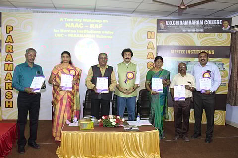 கல்லூரி பேராசிரியா்களுக்கான பயிலரங்கில் பங்கேற்றோா்.