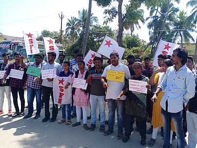 தூத்துக்குடியில் ஞாயிற்றுக்கிழமை ஆா்ப்பாட்டத்தில் பங்கேற்ற மாணவா் அமைப்பினா்.