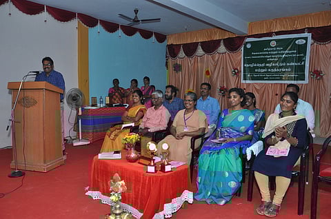 கருத்தரங்கில் பேசுகிறாா் வேலைவாய்ப்புத் துறை மதுரை மண்டல இணை இயக்குநா் மு. சந்திரன்.