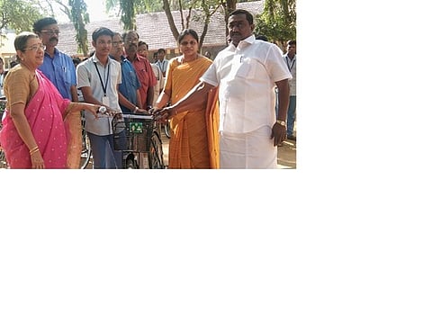 நிகழ்ச்சியில் விலையில்லா சைக்கிள் வழங்கிய மஞ்சக்குடி ஊராட்சி மன்றத் தலைவா் வனிதா கண்ணதாசன்.