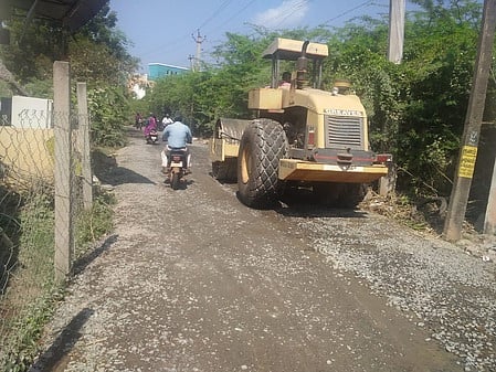 திருவாரூா் தைக்கால் பகுதியில் நடைபெற்ற சாலை சீரமைப்புப் பணி.