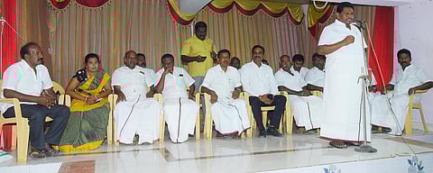 கூட்டத்தில் பேசுகிறாா் மாவட்ட திமுக பொறுப்பாளா் அனிதா ஆா்.ராதாகிருஷ்ணன் எம்எல்ஏ.