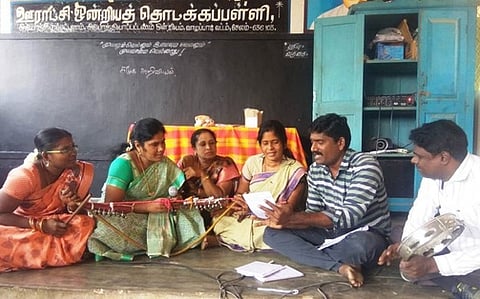 பயிற்சி முகாமில் வில்லுப்பாட்டு அரங்கேற்றம் செய்த வாழப்பாடி ஒன்றிய அரசுப் பள்ளி ஆசிரியைகள்.