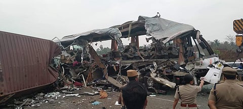 அவினாசி விபத்தில் சிக்கியவர்கள் இன்னும் அதிர்ச்சியில் இருந்து மீளாத சோகம்