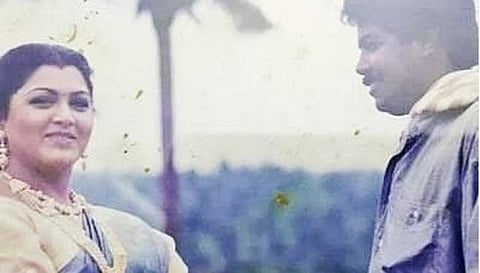 என் கண்களைப் பார்த்தால் இப்போதும் வெட்கப்படுகிறேன். காதல் பொங்கும் குஷ்பு!