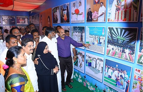 புகைப்படக் கண்காட்சியை தொடக்கி வைத்து பாா்வையிட்ட அமைச்சா்கள் கே.சி.வீரமணி, நிலோபா் கபீல். உடன், வேலூா் ஆட்சியா் அ.சண்முகசுந்தரம்.