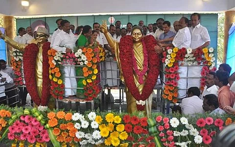 சேலம்: ஜெயலலிதா சிலைக்கு அரசு சார்பில் மாலை அணிவித்து மரியாதை