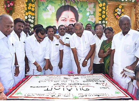 ஓமலூரில் ஜெயலலிதா பிறந்தநாளையொட்டி 72 கிலோ கேக் வெட்டிக் கொண்டாட்டம்
