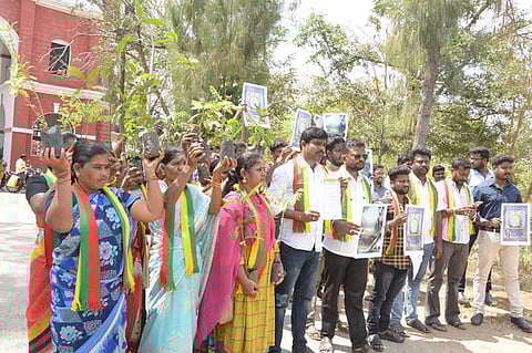புதுக்கோட்டை மாவட்ட ஆட்சியரகத்தில் திங்கள்கிழமை மனு அளிக்க வந்த தமிழக வாழ்வுரிமைக் கட்சியினா்.